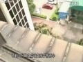 Ребёнок прыгнул из окна квартиры, насмотревшись в тв что зонтик может быть как парашют ...