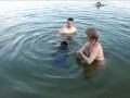 Енот купается