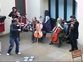 Разговор по телефону во время концерта