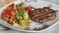 бифштекс на гриле с овощным салатом