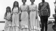 Nicholas_II_and_his_daughters_on_the_beach_of_the_Lower_dacha