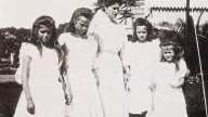 Alexandra_Fyodorovna_with_her_daughters_in_Peterhof