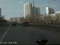 Ребенок бросается под машины.