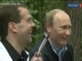 Medvedev_i_Putin_kuryat_kosyak