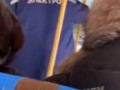 Мужчина в автобусе танцует под электронную музыку??