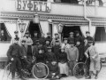Общества велосипедистов-туристов у буфета за городом,