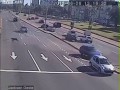От удара собака выпадает из машины .