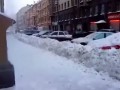 Коммунальщики бьют сосульками по машинам / Icicles hit by cars