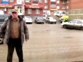 Пожилой неадекват уезжает с места ДТП
