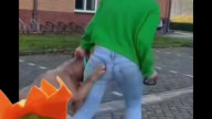 Ohne Maulkorb würde er sie einfach kurzerhand zerfleischen