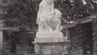 43.Статуя молодой девушки и собаки в саду. Фото 1900-х гг.