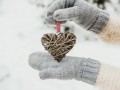 Valentine's_Day_Hands_Mittens_Heart_574801_1280x854