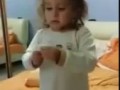 Дочь с мамой учит не детскую песню