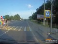 Дальнобой чуть не сбил семью с ребенком